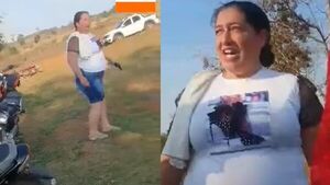 Doña pistolera causa temor en los encuentros de fútbol