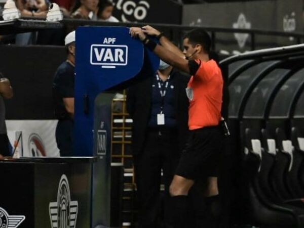 Claudio Aquino y la crítica por el penal no sancionado a Sol de América contra Libertad - Cerro Porteño - ABC Color