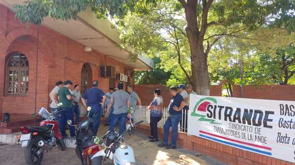 Funcionarios de ANDE no aceptan cambio de un jefe de sección y piden remoción del responsable de oficina regional | Radio Regional 660 AM