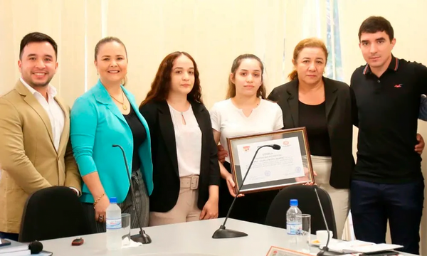 Entregan reconocimiento póstumo a familia del profesor Óscar Coronel - Noticiero Paraguay