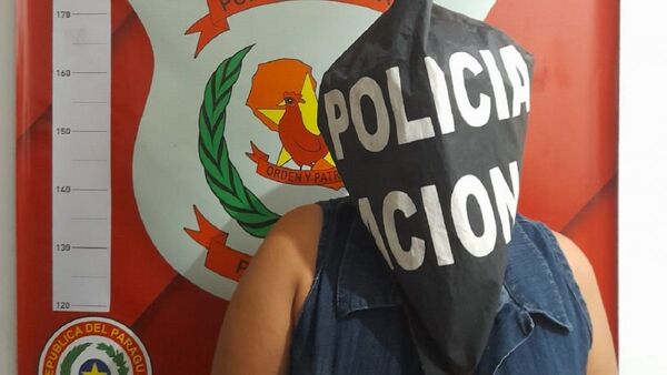 Policía detiene a mujer por presuntamente apuñalar a su pareja