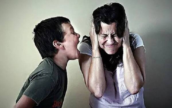 Crónica / Madre es agredida por su violento hijo, pero no lo denuncia para no mandarlo preso