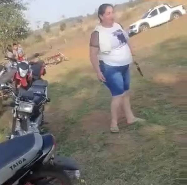 Crónica / [VIDEO] “Pistolera” en la mira por atemorizar en eventos deportivos