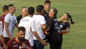 Brasil: Un Director técnico le dio un cabezazo a una jueza de línea y el club lo despidió