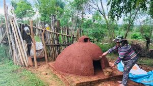 Mujer emprende construyendo tatakua en Misiones
