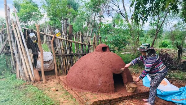 Mujer emprende construyendo tatakua en Misiones