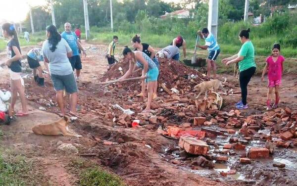 En Costa Sosa, vecinos reparan calle ante negativa del Municipio de Luque •