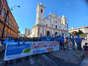Trabajadores de emblemas privados se manifiestan frente al Congreso