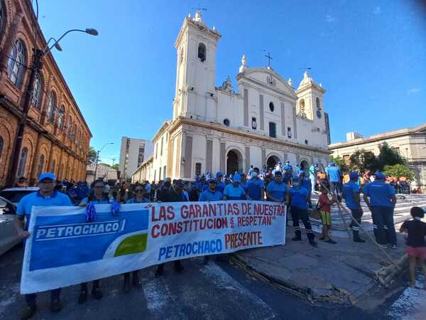 Trabajadores de emblemas privados se manifiestan frente al Congreso