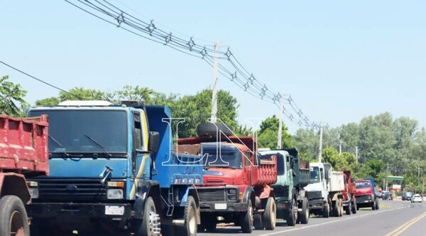 Camioneros llegan a Asunción y amenazan: “El que quiera viajar, no va a poder”