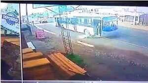 Joven cae al intentar subir y micro casi le pasa por encima
