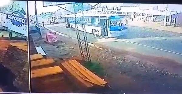 Crónica / [VIDEO] Micro aceleró, ella cayó y se fracturó la muñeca