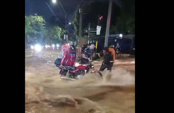 Emañami como rescataron a un delivery de los furiosos raudales
