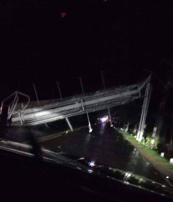 Cartel cae y bloquea el acceso a San Bernardino - Nacionales - ABC Color