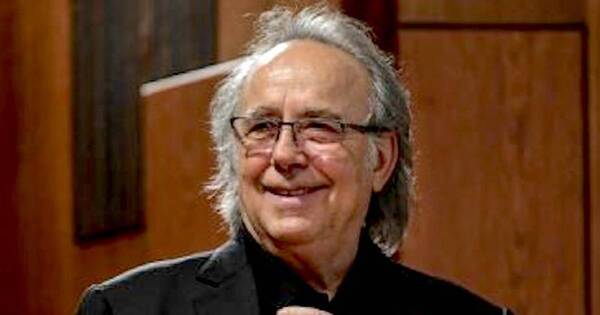 La Nación / Serrat recibió una distinción del gobierno