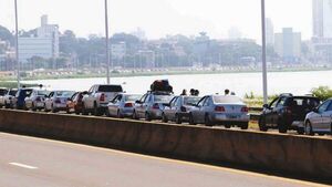 Filas de  5 km de autos para cruzar  a Encarnación por la Semana Santa