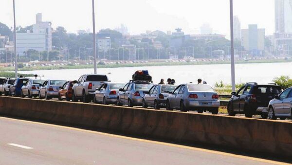 Filas de 5 km de autos para cruzar a Encarnación por la Semana Santa