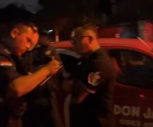 ¡Escándalo frente a canal 4! Patrullera fue a apresar a invitada de programa