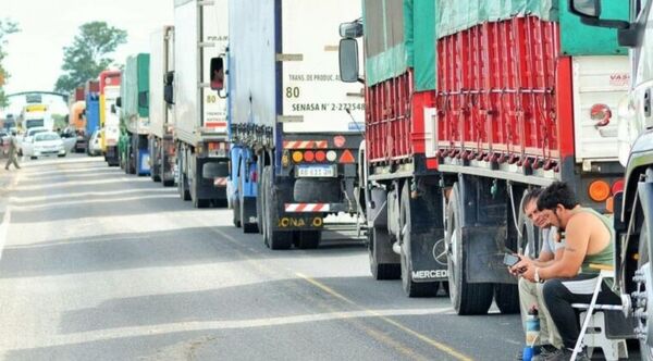 Camioneros molestos con derogación del subsidio a Petropar y piden que privados bajen sus precios - Radio Imperio