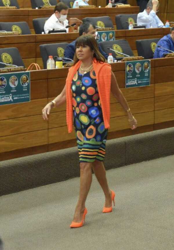 Roncha y furor en el Parlamento por "looks" de Celeste - El Independiente