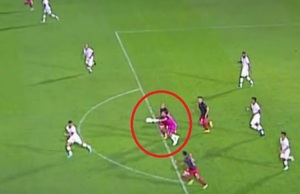 De ganar a perder por una mano del arquero tras revisión del VAR - La Prensa Futbolera
