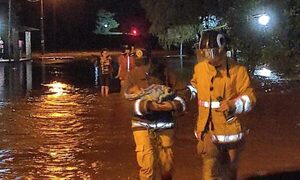 Bomberos rescataron a bebé en inundación por desborde de arroyo en Yaguarón
