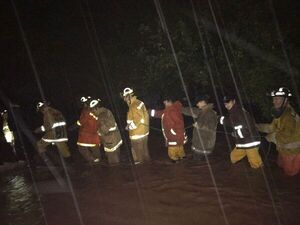 Yaguarón: bomberos rescataron anoche a varias familias tras desborde de arroyo - Nacionales - ABC Color