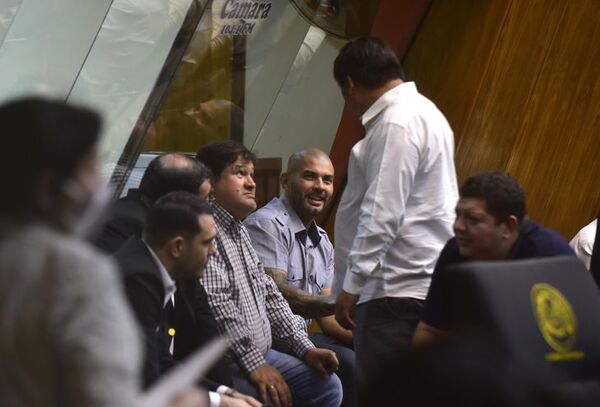 Diputados se autoasignan de nuevo cupos de combustible en plena suba - Noticiero Paraguay