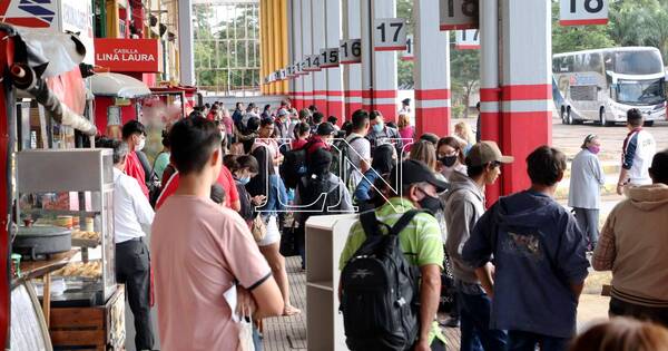 La Nación / Cantidad de viajeros aumenta a 15.000 por día en la Terminal de Ómnibus de Asunción