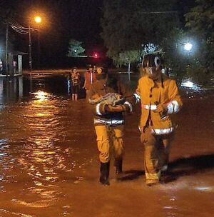Familias evacuadas tras desborde de arroyos en el departamento de Paraguarí - Nacionales - ABC Color