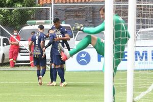 Trinidense goleó y también es puntero de la Intermedia - Fútbol de Intermedia - ABC Color