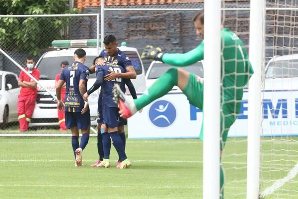 Trinidense goleó y también es puntero de la Intermedia - Fútbol de Intermedia - ABC Color
