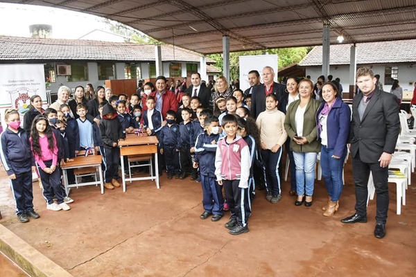 ENTREGA DE MOBILIARIOS A INSTITUCIONES EDUCATIVAS DEL DISTRITO DE NATALIO, POR PARTE DE LA GOBERNACIÓN DE ITAPÚA - Itapúa Noticias