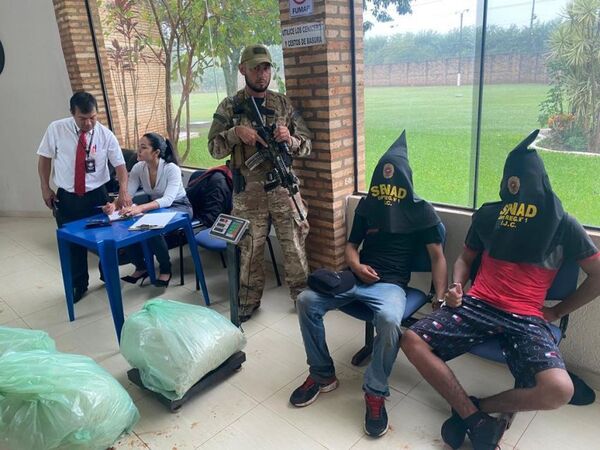 Menores fueron detenidos con tres bolsas de marihuana