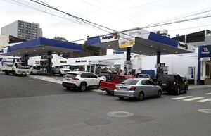 Ciudadanía hace fila para comprar combustible en Petropar, antes de que Ejecutivo promulgue ley que elimina el subsidio  - Nacionales - ABC Color