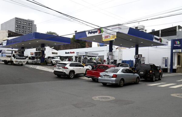 Ciudadanía hace fila para comprar combustible en Petropar, antes de que Ejecutivo promulgue ley que elimina el subsidio - Nacionales - ABC Color