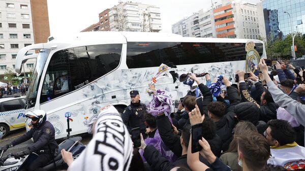 La afición arropa al Real Madrid a su llegada - El Independiente