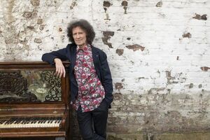 Gilbert O’Sullivan lanza su nuevo single “Take Love” junto a Kt Tunstall