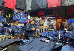 Allanan comercios e incautan productos que serían falsificados en Coronel Oviedo - Noticiero Paraguay