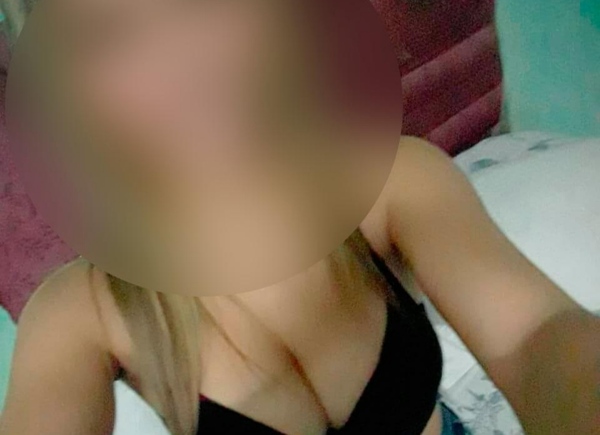 Mujer se lanza de un vehículo en movimiento y sufre lesiones
