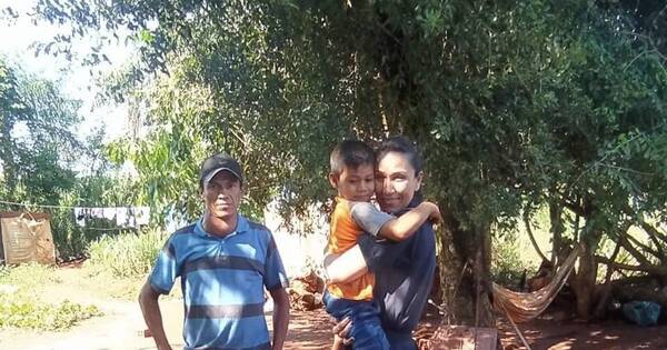 La Nación / La agente policial de Itakyry ya visitó al niño que la abrazó y conoció a los demás hermanitos