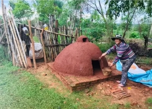 Mujer emprende construyendo tatakua en Misiones