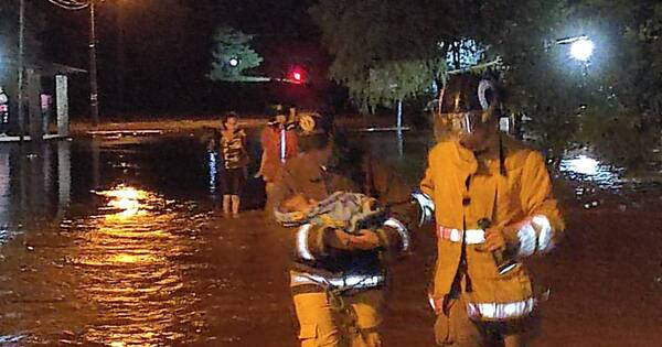 La Nación / Bomberos de Yaguarón rescataron a un bebé tras desborde de arroyo