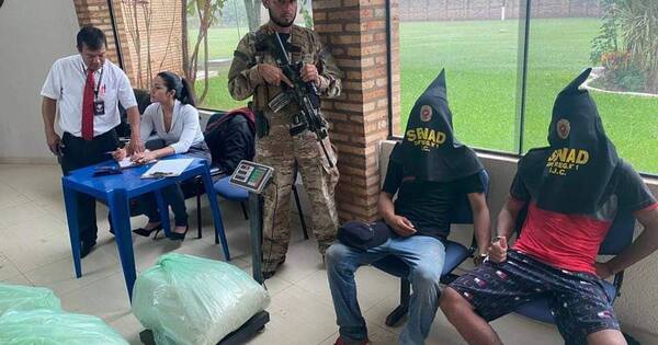 La Nación / Amambay: detienen a dos menores con tres bolsas repletas de marihuana picada