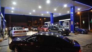 Cuenta regresiva a la suba: Estaciones de servicio de Petropar están abarrotadas