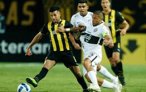 Crónica / Peñarol hace valer la historia y tumba a Olimpia