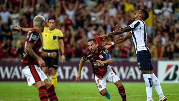 Flamengo vence a Talleres y asume liderato del Grupo H