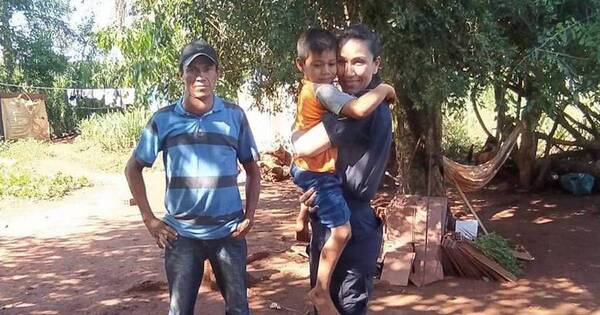 La Nación / Agente policial visitó al niño de la foto viral