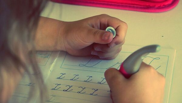 Madre que se opone a vacunas tiene a su hija en "estado de vulnerabilidad"