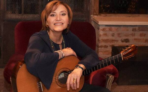 Crónica / Berta Rojas ofrece más plata por su guitarra